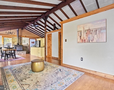 104 Laurel Lane - Photo Thumbnail 11
