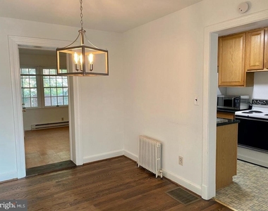 1047 N Monroe Street - Photo Thumbnail 4
