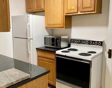 1047 N Monroe Street - Photo Thumbnail 5