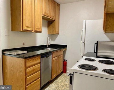 1047 N Monroe Street - Photo Thumbnail 6