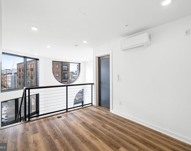 17 Girard Avenue W - Photo Thumbnail 9