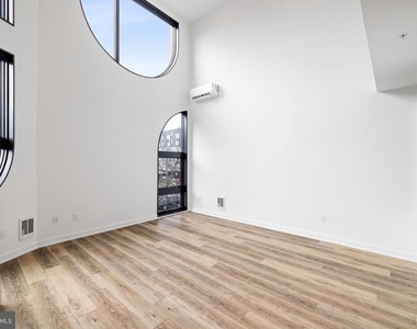 17 Girard Avenue W - Photo Thumbnail 4