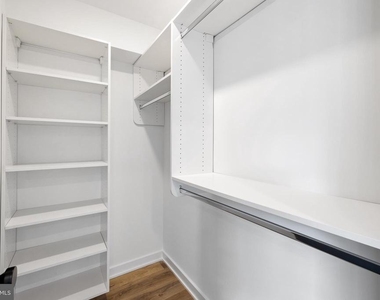 17 Girard Avenue W - Photo Thumbnail 12