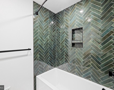 17 Girard Avenue W - Photo Thumbnail 6