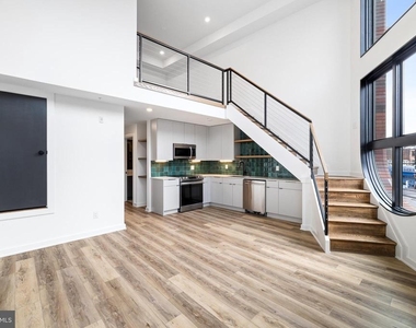 17 Girard Avenue W - Photo Thumbnail 8