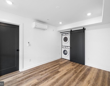 17 Girard Avenue W - Photo Thumbnail 11