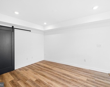 17 Girard Avenue W - Photo Thumbnail 10