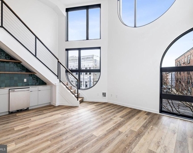 17 Girard Avenue W - Photo Thumbnail 1