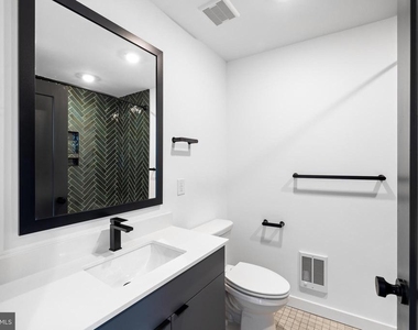 17 Girard Avenue W - Photo Thumbnail 7