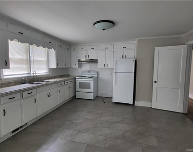 311 E 16th Street - Photo Thumbnail 3
