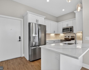 2034 N Front Street - Photo Thumbnail 4
