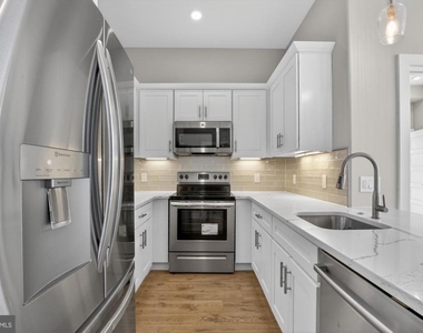 2034 N Front Street - Photo Thumbnail 3