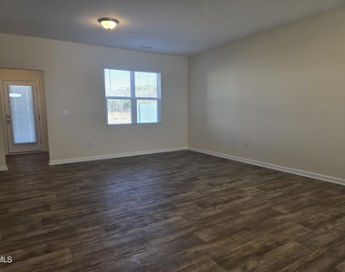 123 Blakley Street - Photo Thumbnail 4