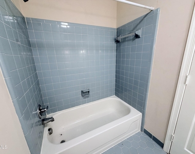 200 Coachman Drive - Photo Thumbnail 9