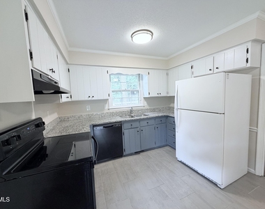 200 Coachman Drive - Photo Thumbnail 2