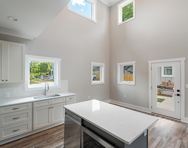 715 Drew Street - Photo Thumbnail 10