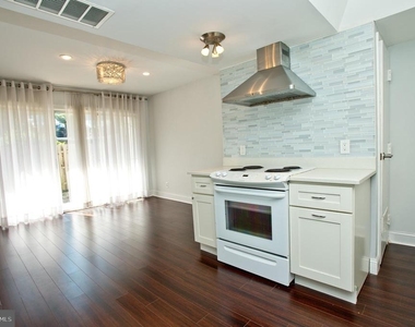 126 E Chelsea Circle - Photo Thumbnail 9