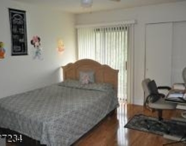 11 Woodhill Street - Photo Thumbnail 4