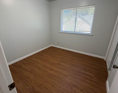 1212 W 13th St - Photo Thumbnail 6
