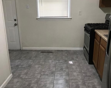 221 Norcross Lane - Photo Thumbnail 6