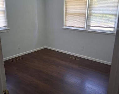 221 Norcross Lane - Photo Thumbnail 18
