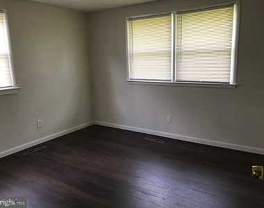 221 Norcross Lane - Photo Thumbnail 8
