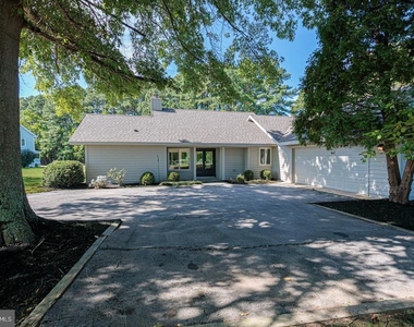 102 Golf Court - Photo Thumbnail 8