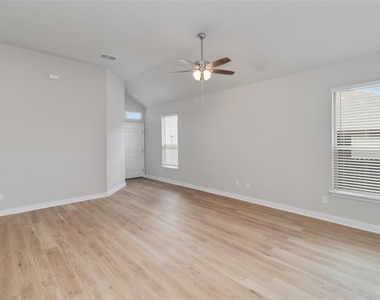 1020 Staglin St - Photo Thumbnail 3