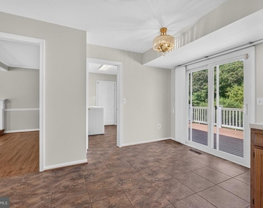 811 Chatsworth Drive - Photo Thumbnail 13