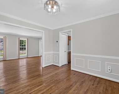 811 Chatsworth Drive - Photo Thumbnail 9