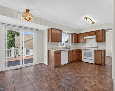 811 Chatsworth Drive - Photo Thumbnail 12