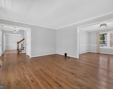 811 Chatsworth Drive - Photo Thumbnail 7