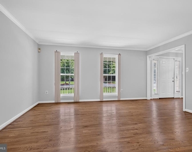 811 Chatsworth Drive - Photo Thumbnail 6