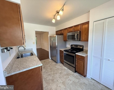 7007 Cipriano Woods Court - Photo Thumbnail 3