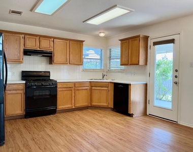 3123 Jazz St - Photo Thumbnail 9