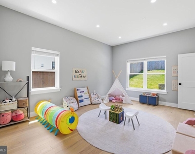 7121 W Greenvale Parkway - Photo Thumbnail 21