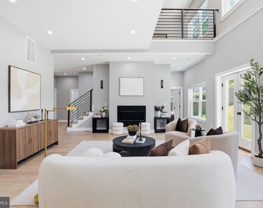 7121 W Greenvale Parkway - Photo Thumbnail 4