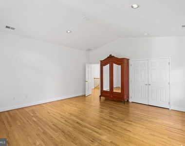 10810 Burbank - Photo Thumbnail 50