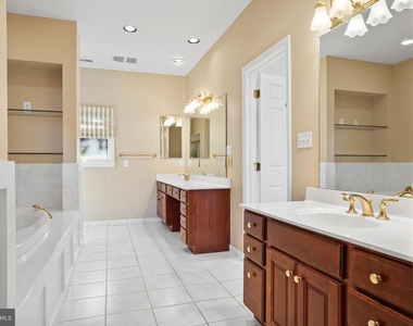 10810 Burbank - Photo Thumbnail 46