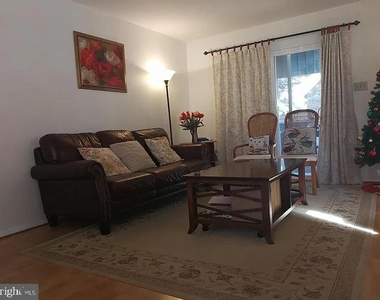 1010 Julian Place - Photo Thumbnail 2