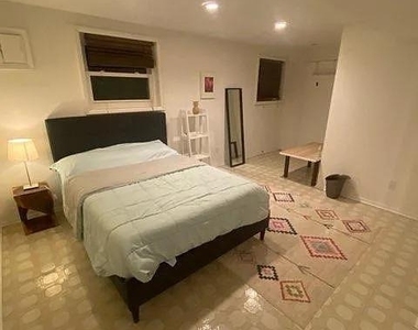 1010 Julian Place - Photo Thumbnail 7