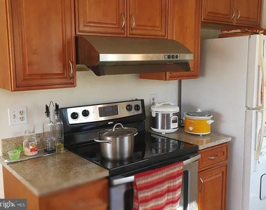 1010 Julian Place - Photo Thumbnail 4