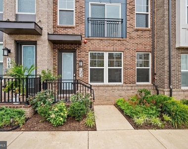122 Dickenson Drive - Photo Thumbnail 2