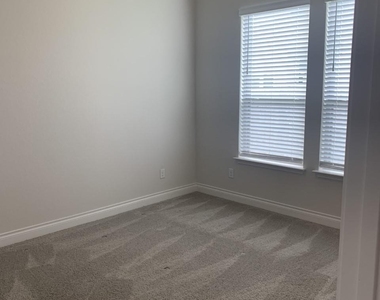 221 Rosebush Dr - Photo Thumbnail 7