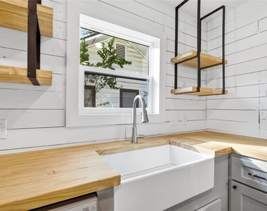 905 E 53rd St - Photo Thumbnail 10