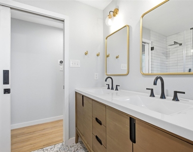 905 E 53rd St - Photo Thumbnail 16
