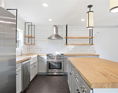 905 E 53rd St - Photo Thumbnail 12