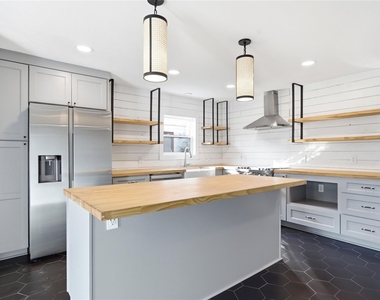 905 E 53rd St - Photo Thumbnail 8