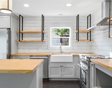905 E 53rd St - Photo Thumbnail 9
