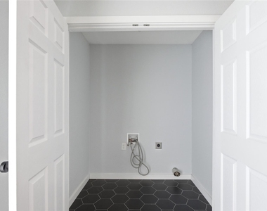 905 E 53rd St - Photo Thumbnail 14